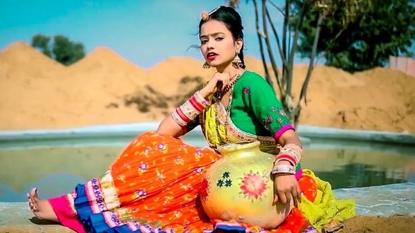 Pani Levan Chali Lyrics - Ruchika Jangid